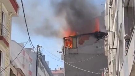 Küçükçekmecede 4 katlı binada yangın paniği