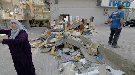 Ev sahibi kiracısına, mahalleli de ev sahibine isyan etti | Almanyada böyle mi