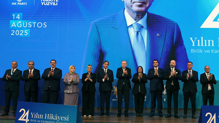 Son dakika haberler: Cumhurbaşkanı Erdoğan rozetlerini taktı... İşte AK Partiye katılan yeni isimler