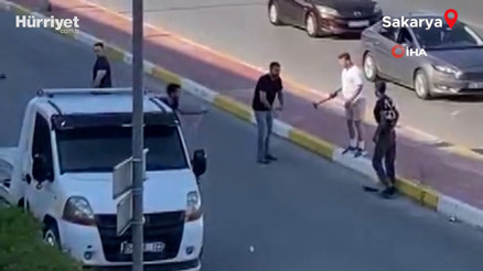 Sakaryada cadde ortasında çekiç ve sopalı kavga kamerada
