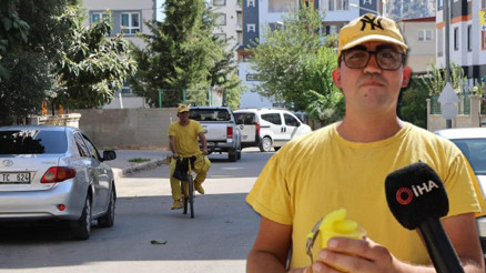 46 derece sıcakta sarı şalvarıyla mahalle mahalle geziyor Ulaşamayanlara ulaşmak istiyorum