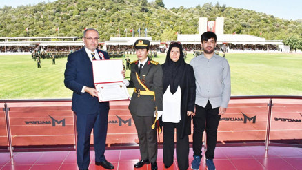 Şehit Ömer Halisdemir’in kızı Elif Nur teğmen oldu