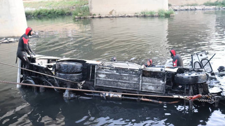 Cezayirde otobüs nehre düştü: 18 kişi hayatını kaybetti