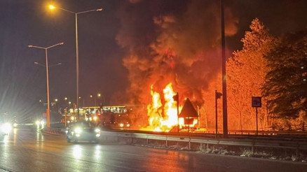 Kimyasal madde yüklü tır 8 kilometre boyunca alev alev yandı