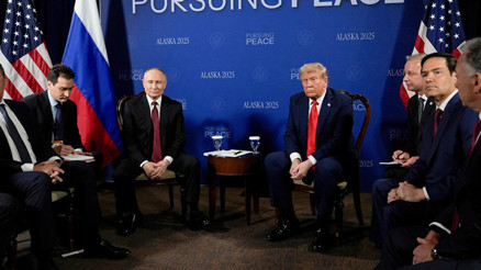 Trump-Putin zirvesine dair gizli belgeler otel yazıcısında unutuldu Trumptan Putine dikkat çeken hediye