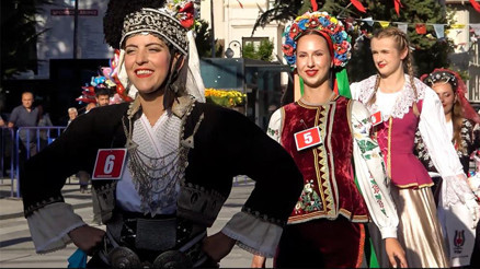 6 farklı ülkeden gelen genç kadınlar katıldı... Sarımsak festivalinin en güzeli seçilebilmek için yarıştılar