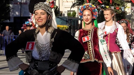 6 farklı ülkeden gelip sarımsak festivalinin en güzeli seçilebilmek için yarıştı