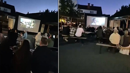 Cami avlusunda sinema keyfi