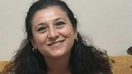 Minibüsün açılan kapısından düşen ebe yaşamını yitirdi