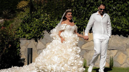 Astrolog Nuray Sayarının gelinliği olay oldu Krem şanti gibi olmuş