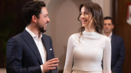 Elini bile tutmuyor, mecburi evlilik diyorlardı... İki yıl geçti, aile büyüdü... Kötü sözlere inat birbirlerine baktıkça ikisinin de yüzünde güller açtı