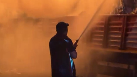 Çorumda seyir halindeki çöp yüklü TIR alev alev yandı