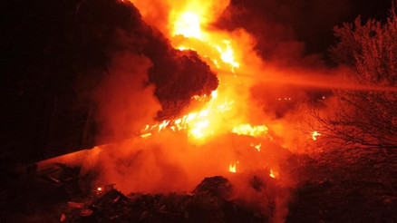 Çorum’da çöp yüklü tır alev alev yandı