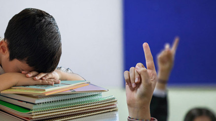 Kararsız ailelere eğitim rehberi: Yılın son aylarında doğan çocuklar okula bir sene geç mi başlamalı Sınıfın en küçüğü olmak gerçekten dezavantaj mı Kararsız ailelere eğitim rehberi: Yılın son aylarında doğan çocuklar okula bir sene geç mi başlamalı Sınıfın en küçüğü olmak gerçekten dezavantaj mı