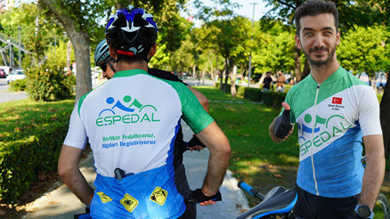 Görme yetisini kaybeden genç, bisiklet tutkusundan vazgeçmedi Görme yetisini kaybeden genç, bisiklet tutkusundan vazgeçmedi