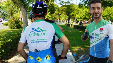 Görme yetisini kaybeden genç, bisiklet tutkusundan vazgeçmedi Görme yetisini kaybeden genç, bisiklet tutkusundan vazgeçmedi