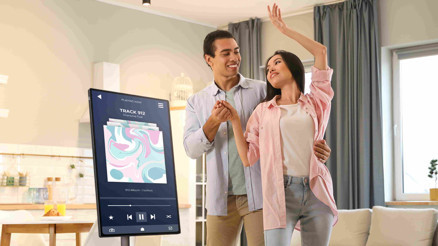 THOMSON Go Plus: Taşınabilir, 4K Ultra HD dokunmatik ekranla inovasyon parmaklarınızın ucunda