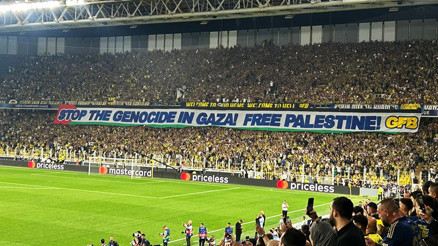 Fenerbahçe tribünlerinde Benfica maçı öncesi Gazze pankartı: Gazzedeki soykırımı durdurun Özgür Filistin