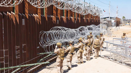 Göçmenleri caydırsın diye Meksika duvarı siyaha boyanacak