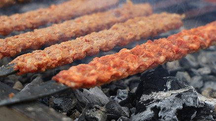 Tutsun diye içine koyuyorlar: Yediğiniz kebap bu şekildeyse şüphelenin...
