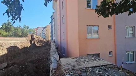 Erzurum’un İspir ilçesinde meydana gelen heyelan sonrası evler tahliye edildi