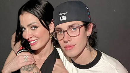 Ünlü şarkıcının yedi çocuğundan biri yeni yaşına girdi... Taçlı güzel annesi mutluluktan uçtu: Artık sadece oğlum değil arkadaşımsın