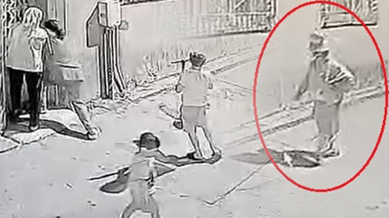 Bursada bir tuhaf olay Sokakta görenlerin yüreği ağzına geldi... İki kadın çocuklarını alıp eve kaçtı