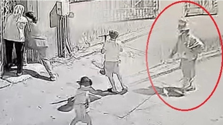 Palyaço kıyafetli bir kişi, mahalleliyi tedirgin etti Çocukların yaşadığı panik kamerada