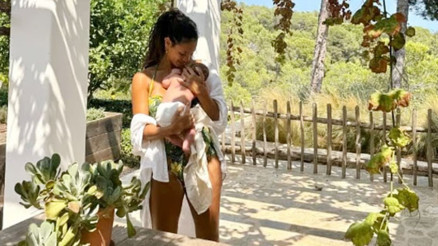 Ünlü sunucu oğlunu balkonda doğurdu, balkonda büyütüyor