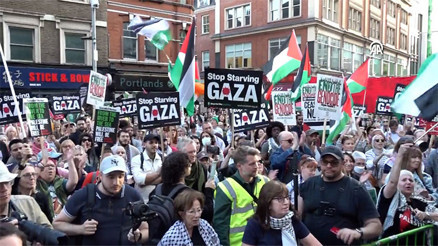 İsrail’in Londra Büyükelçiliği önünde tencere ve tavalarla Gazze’deki kıtlık protesto edildi