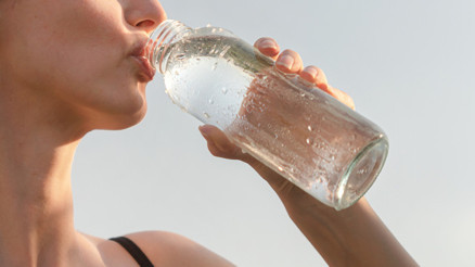 Sağlıklı diye çok su içmeye başladı, en sonunda su zehirlenmesi yaşadı