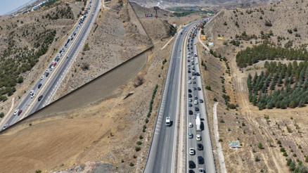43 ilin geçiş güzergahı Kilometrelerce araç kuyruğu oluştu