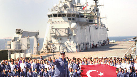 TCG Anadolu, Savarona ve 7 gemiden: Boğaz’a zafer selamı TCG Anadolu, Savarona ve 7 gemiden: Boğaz’a zafer selamı
