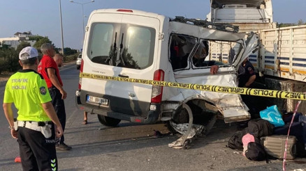 Öğrencileri taşıyan minibüs TIR’a çarptı: 2 ölü, 10 yaralı