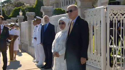 Cumhurbaşkanı Erdoğan, İstanbul Boğazı’nda geçit töreni düzenleyen gemileri selamladı