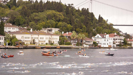 Rus yüzücü yarışmada kayboldu… Boğaz’da muamma