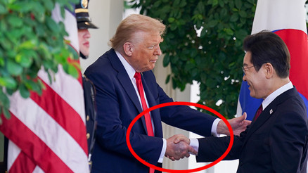 Trumpın elinde dikkat çeken detay... Beyaz Saray açıklama yaptı