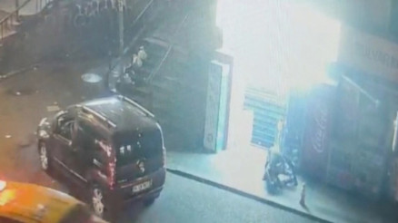 Beyoğlunda önce yerde darbetti sonra gasbedip kaçtı; o anlar kamerada