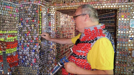 Bir garip ev dekorasyonu: 130 bin şişe kapağı ile kapladı