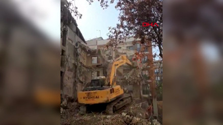 Avcılar’da yıkım sırasında devrilen binayı iş makinesi ile tutmaya çalıştılar