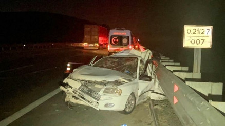 Feci kaza Tır otomobile çarptı: 3 ölü, 1 yaralı