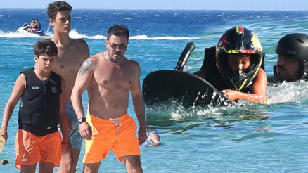 Emre Altuğ oğullarıyla tatilde Hayatını kurtardım babacığım