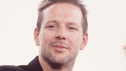 Bir dönemin parlak oyuncusuydu... Şimdi elinde kalan güzel hatıralar ve yıkık dökük bir ev... Ünlü oyuncu gökteki yıldızlar gibi kayıp gitti Bir dönemin parlak oyuncusuydu... Şimdi elinde kalan güzel hatıralar ve yıkık dökük bir ev... Ünlü oyuncu gökteki yıldızlar gibi kayıp gitti