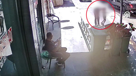 Diyarbakırda dehşete düşüren olay 9 yaşındaki çocuğu ağzını kapatarak kaçırmaya çalıştı... Esnaf kurtardı Diyarbakırda dehşete düşüren olay 9 yaşındaki çocuğu ağzını kapatarak kaçırmaya çalıştı... Esnaf kurtardı