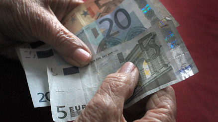 Emeklinin 150 bin eurosunu dolandırdılar