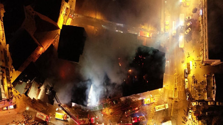 Restoranda başlayıp, 4 bina ve otele sıçrayan yangın 2 buçuk saatte söndürüldü Restoranda başlayıp, 4 bina ve otele sıçrayan yangın 2 buçuk saatte söndürüldü