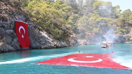 Denizde Türk bayraklı ‘30 Ağustos’ kutlaması