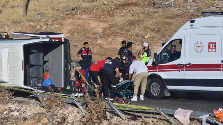 Diyarbakırda feci kaza Minibüs devrildi: 1 ölü, 3ü ağır 16 yaralı