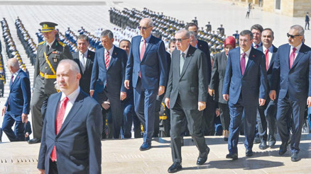 30 Ağustos’u gururla kutladı... Devletin zirvesi Anıtkabir’de
