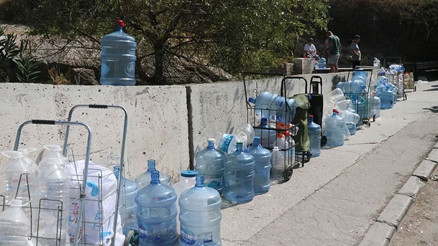 Su kesintisinin yaşandığı Çiğlide bazı vatandaşlar çeşmede kuyruk oluşturdu